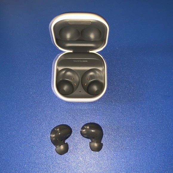 Samsung AKG ear pods/ black with charging cable/ never been used - Picture 5 of 5